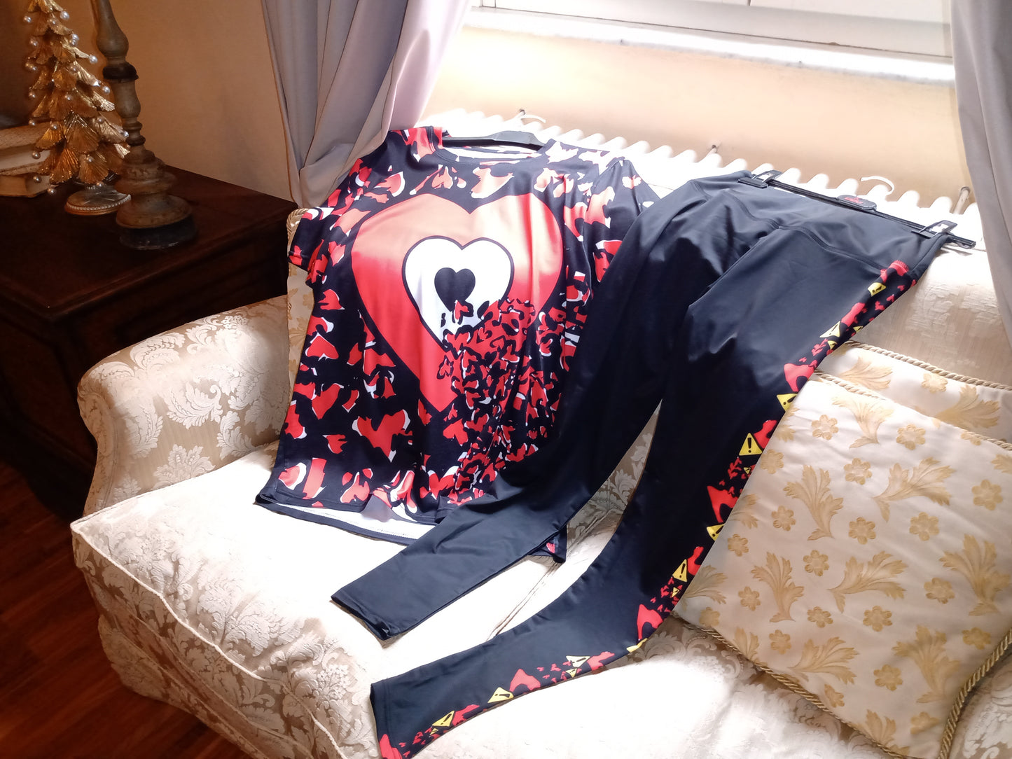 Se Son Rose - Red White Heart T-Shirt - black RHU Back