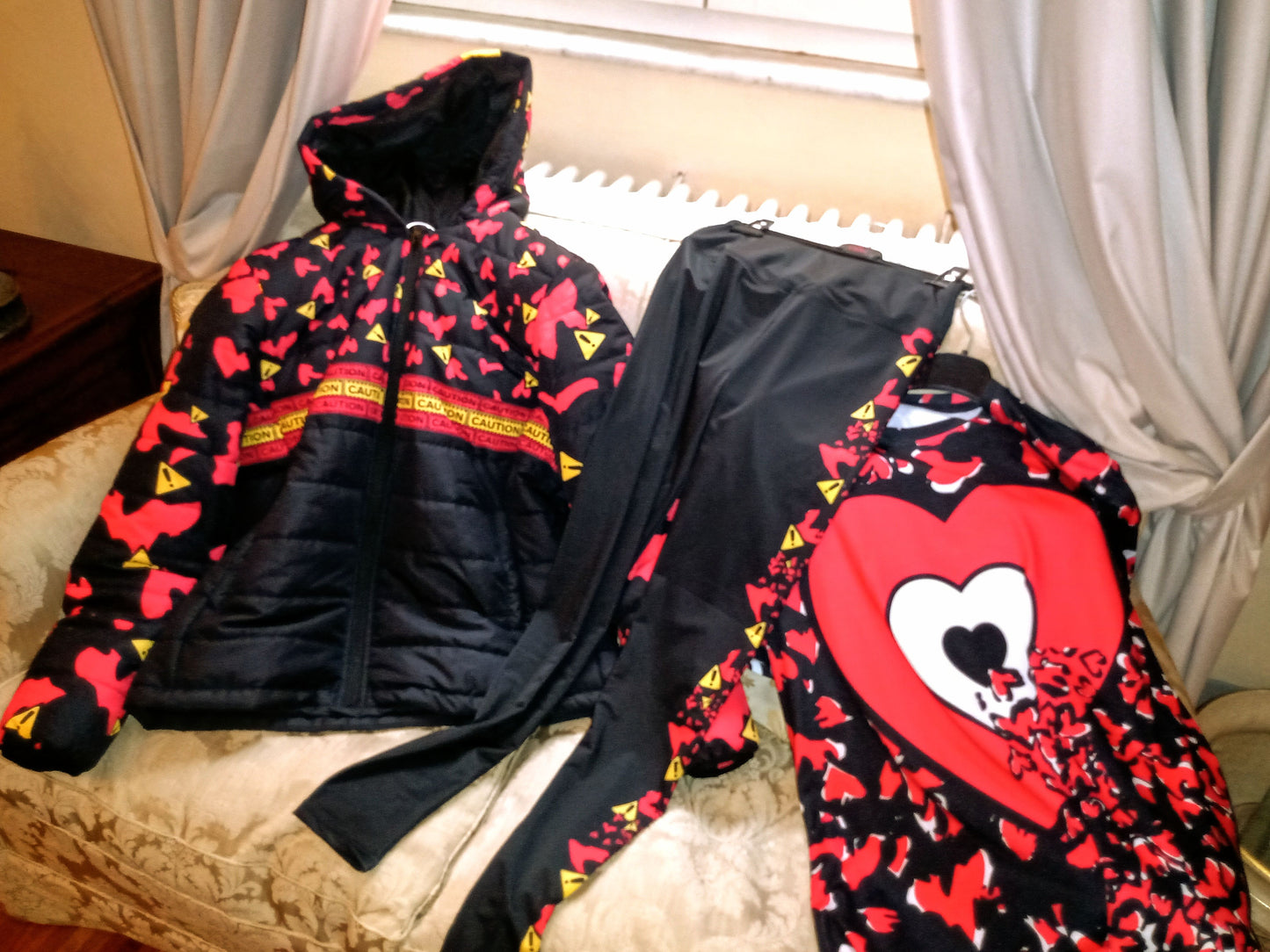 Se Son Rose - Red White Heart T-Shirt - black RHU Back