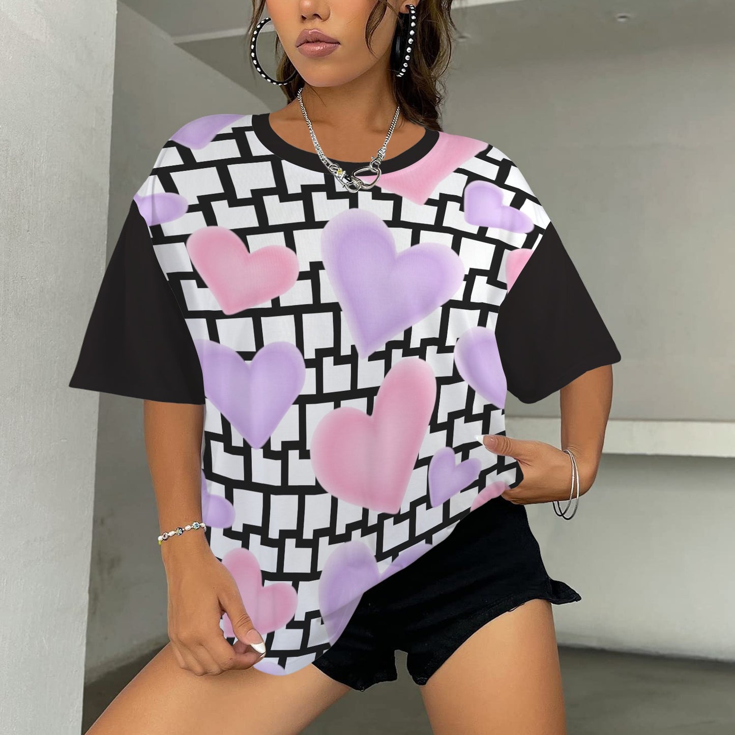 SE SON ROSE T-SHIRT -PINK LILAC HEARTS WHITE/BLACK WALL - SOLID BLACK BACK